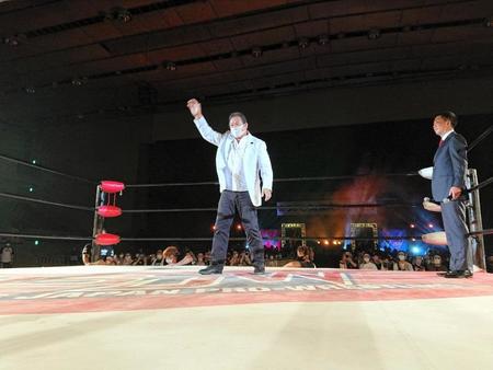 横浜文化体育館最後のプロレスに来場した藤波辰爾（左）