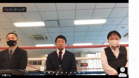 オンライン上の引退発表会見で涙をこらえながら語る八重樫東（中央）。右は大橋秀行会長、左は松本好二トレーナー