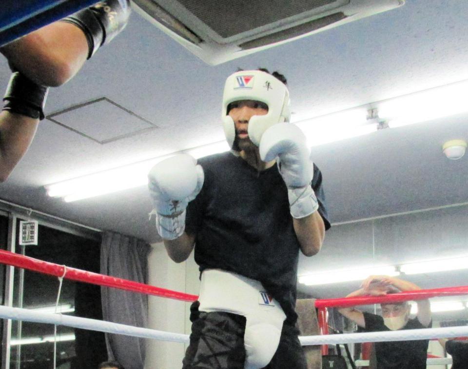 再起戦へ向けてスパーリングを行う久保隼