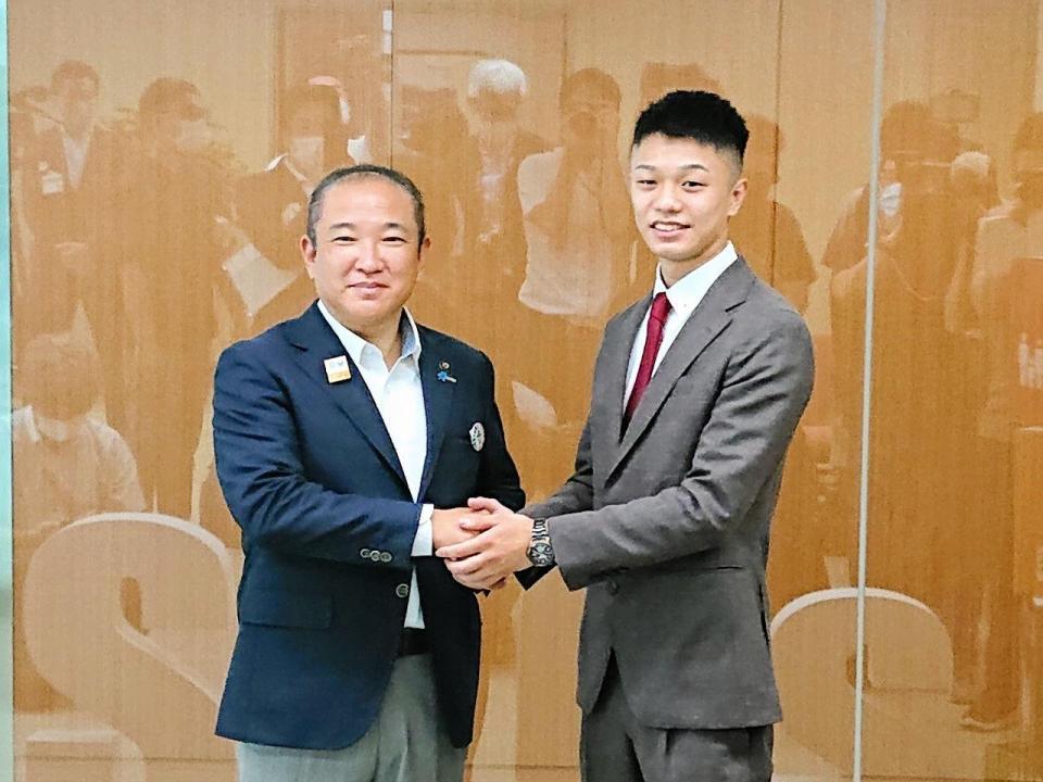 握手する中谷潤人（右）と相模原市の本村賢太郎市長＝相模原市役所