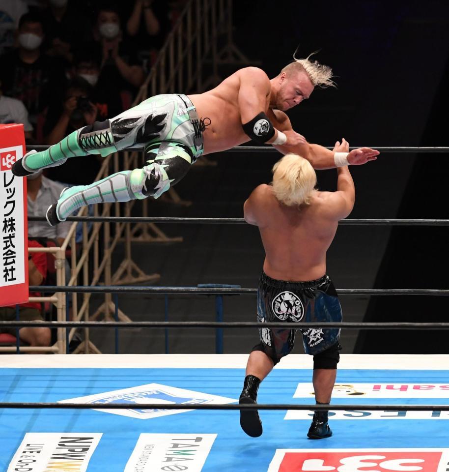 　高橋裕二郎（下）めがけ飛ぶウィル・オスプレイ（撮影・佐々木彰尚）