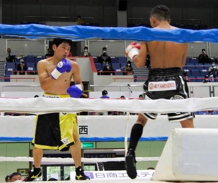 　６年ぶりの復帰戦で２回にダウンを喫してＴＫＯ負けした大場浩平（左）＝神戸市立中央体育館