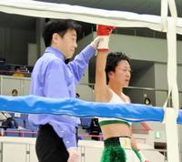 判定で初防衛を果たした岩川美花＝神戸市立中央体育館