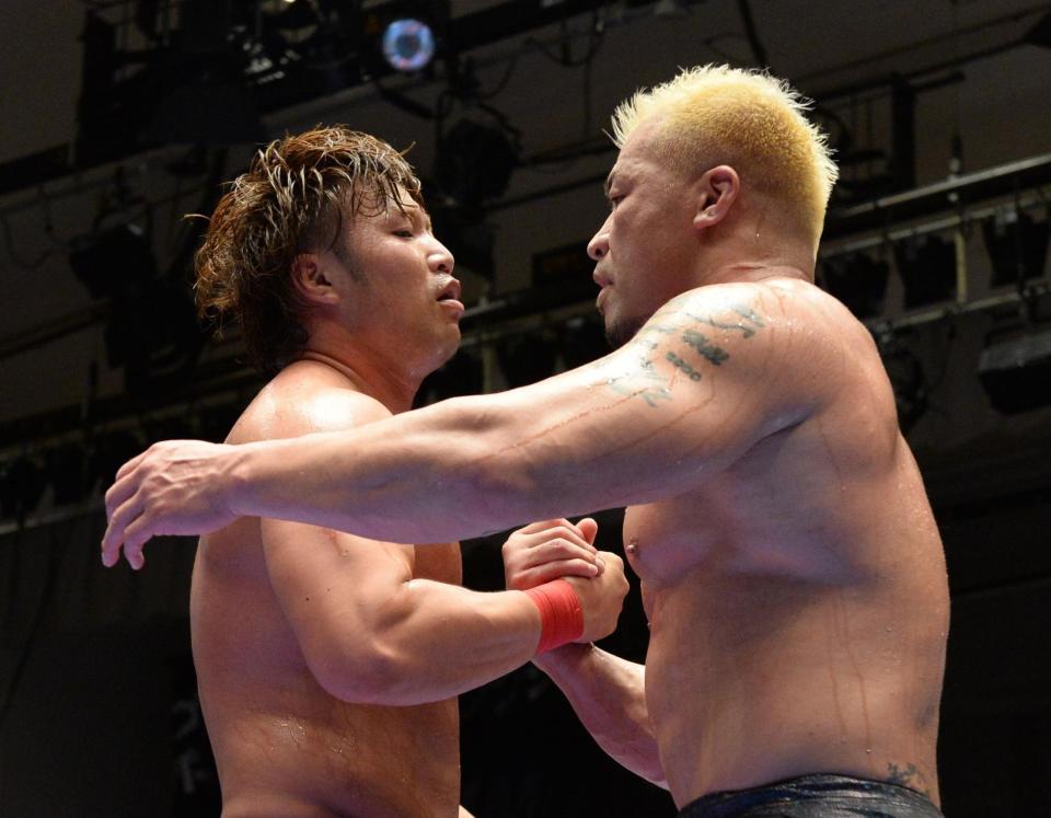 　宮原健斗（左）と健闘を称え合うゼウス＝後楽園ホール