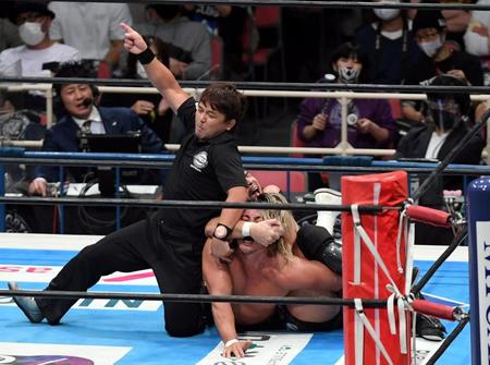 ＫＥＮＴＡのＧＡＭＥＯＶＥＲで棚橋弘至（中央）は敗れる＝エディオンアリーナ大阪（撮影・山口登）