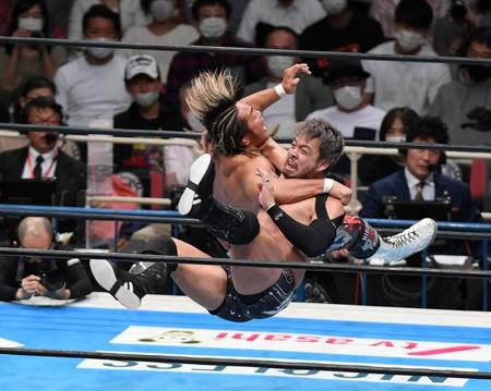 棚橋弘至（左）を攻めるＫＥＮＴＡ＝エディオンアリーナ大阪（撮影・山口登）