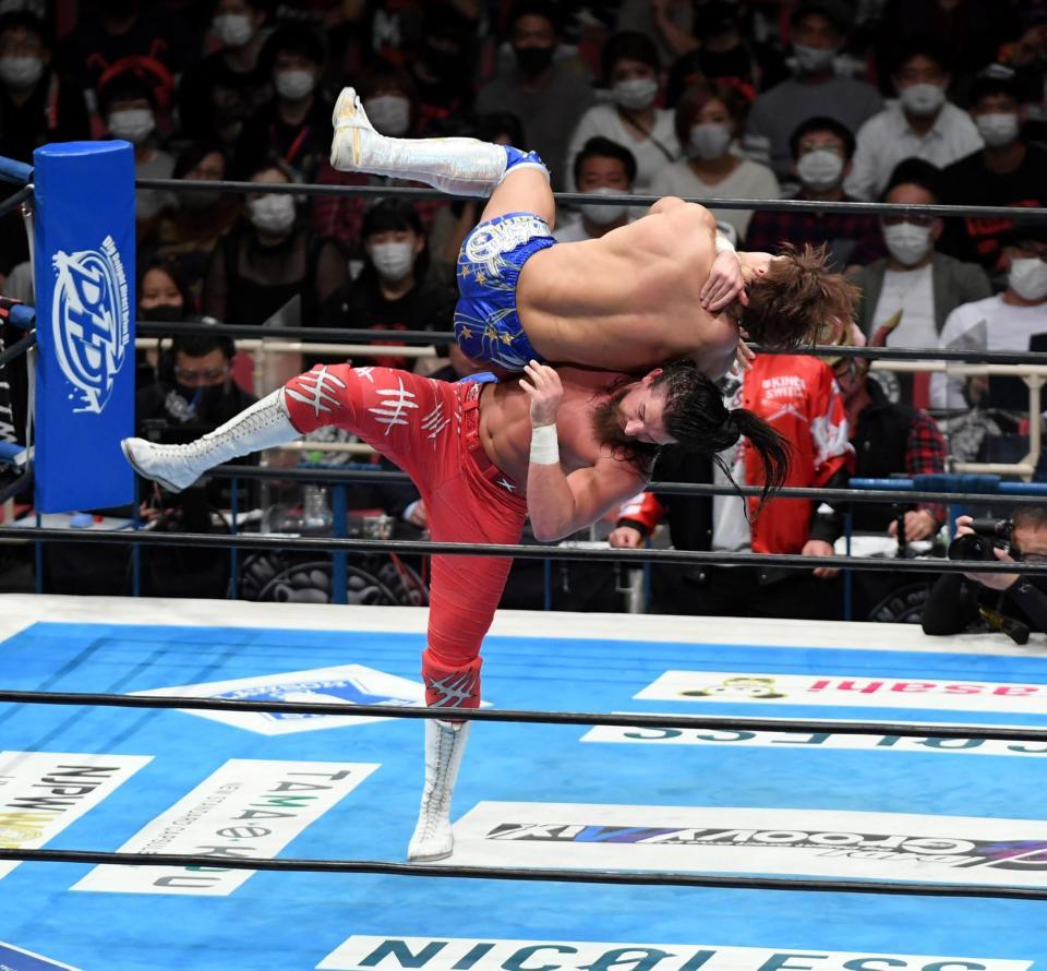 飯伏幸太（上）はジェイ・ホワイトに攻められる＝エディオンアリーナ大阪（撮影・山口登）