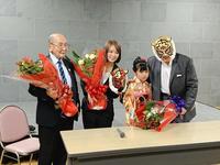 　初代タイガーマスク（右）から伝承マスクを贈呈されたＳａｒｅｅｅ（左から２人目）。左は新間寿会長、右から２人目は新間久会長の孫・野尻栞理さん