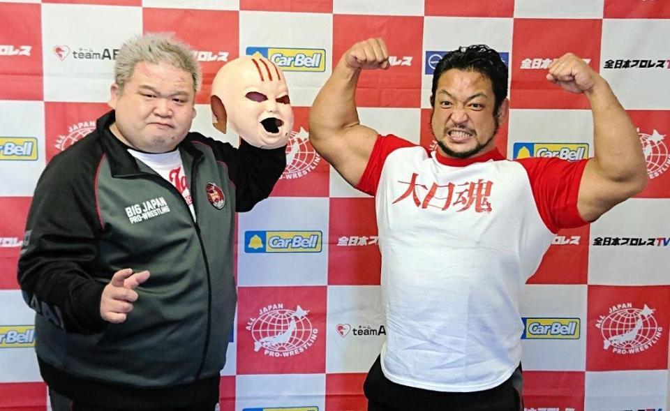 自身に似たゴム製のマスクを手にポーズを決めるアブドーラ・小林（左）と関本大介