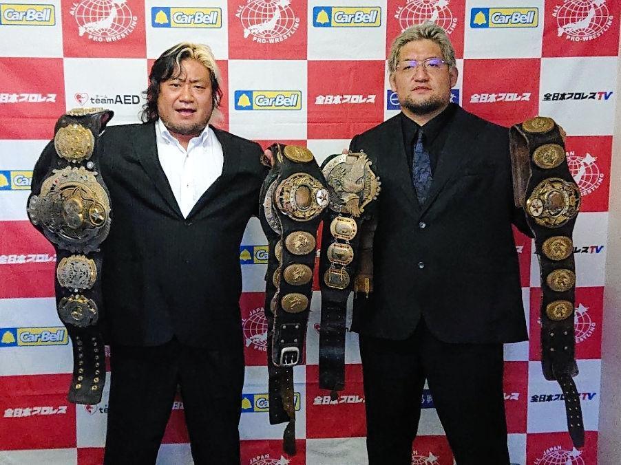 保持する５本のチャンピオンベルトを手に世界最強タッグ連覇へ意気込む諏訪魔（左）と石川修司