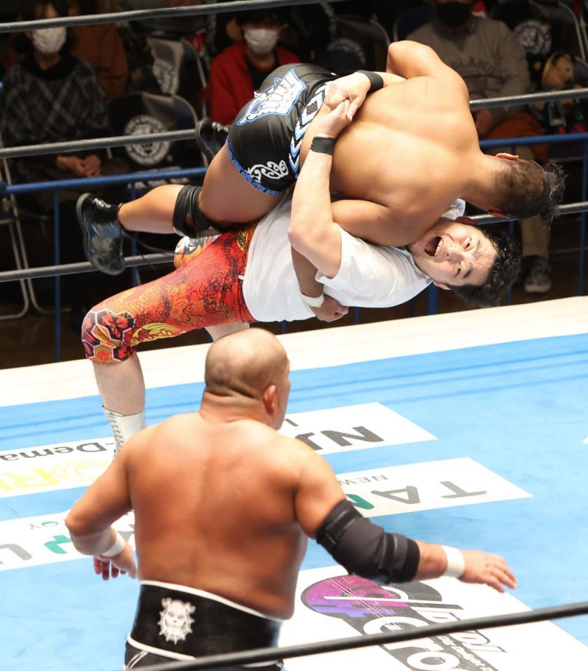 トーア・ヘナーレ（上）を投げ飛ばす矢野通（手前は石井智宏）＝後楽園ホール