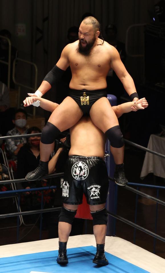 高橋裕二郎（下）を攻めるグレート-Ｏ-カーン