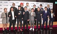 撮影に臨む（前列左から）浅倉カンナ、太田忍、井上直樹、ＲＩＺＩＮ・榊原ＣＥＯ、浜崎朱加、元谷友貴、所英男、あい、（後列左から）平本蓮、佐々木憂流迦、スダリオ剛、ミノワマン、瀧澤謙太、萩原京平（撮影・棚橋慶太）