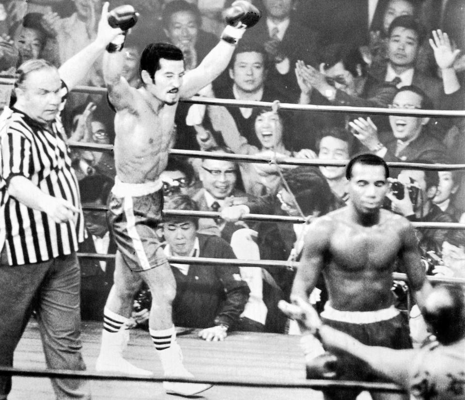 　ＷＢＣジュニアフェザー級王者・リゴベルト・リアスコ（右）を破り、世界タイトルを手にした小林和男＝１９７６年１０月９日