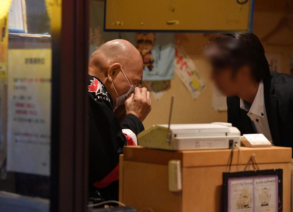 客に慰められ涙するキラー・カーン（左）＝東京・新大久保の居酒屋カンちゃん（画像を一部加工してます）＝撮影・伊藤笙子