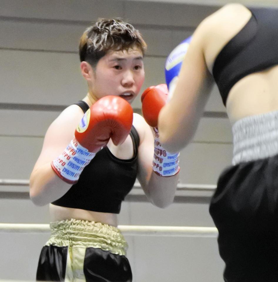 　プロデビュー戦を勝利した元世界王者・山中竜也氏の妹、山中菫