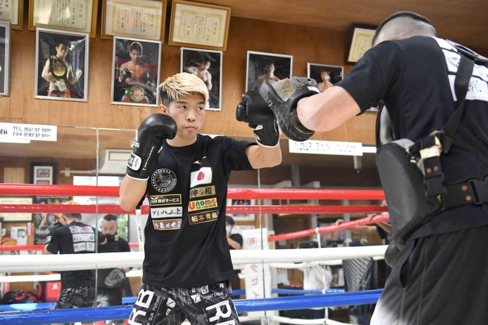 　ミット打ちをする田中恒成（畑中ボクシングジムＡｎｄｒｅ提供）