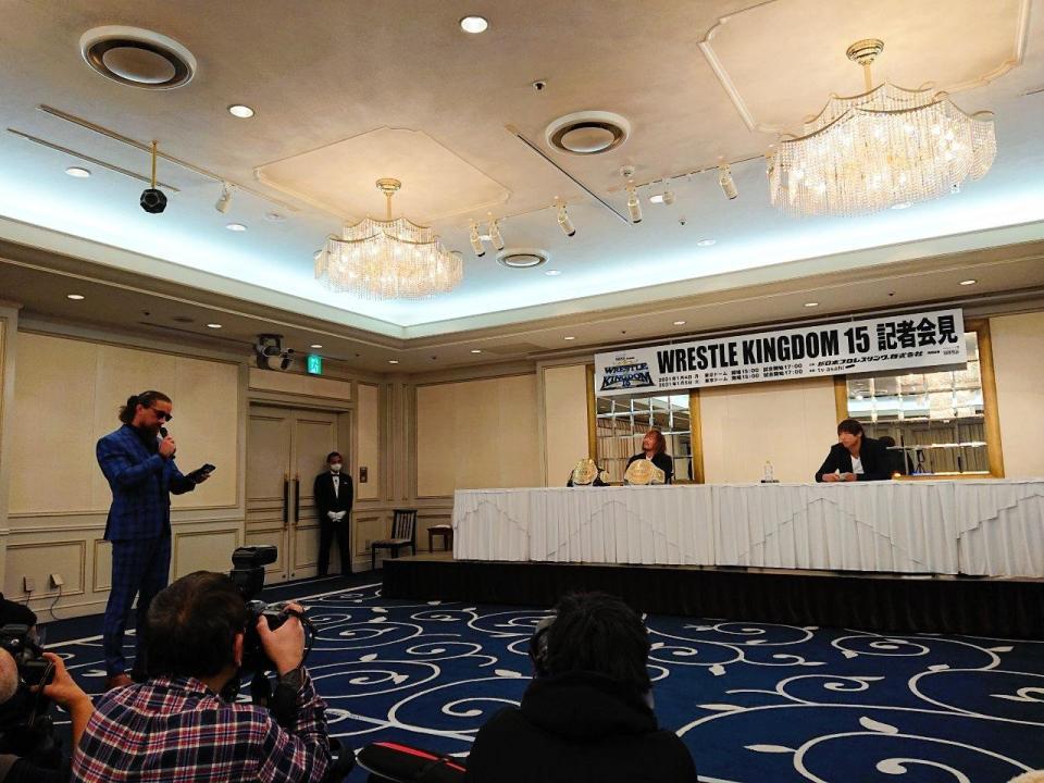 （右から）飯伏幸太、内藤哲也に質問を浴びせるジェイ・ホワイト（左）＝東京都港区の明治記念館