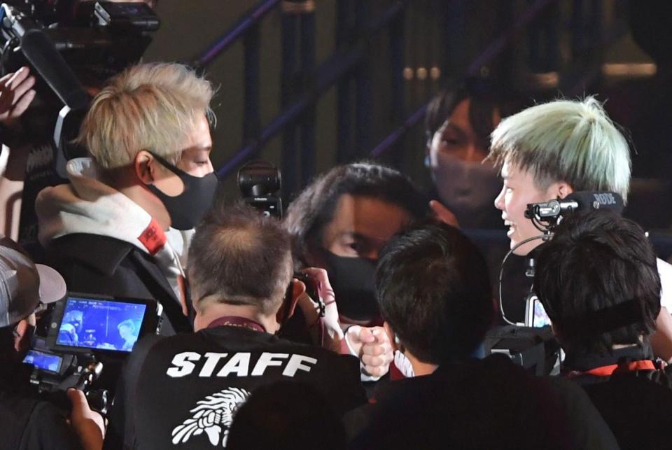 武尊（左）に祝福される那須川天心（撮影・金田祐二）