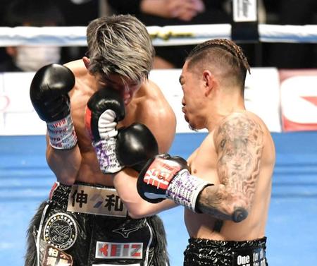 　４回、田中（左）の顔面にパンチを浴びせる井岡一翔