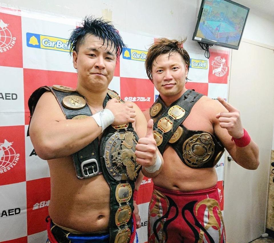 世界タッグ王座を奪取した宮原健斗（右）と青柳優馬