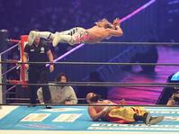 グレート－Ｏ－カーンをハイフライフロでしとめる棚橋弘至＝東京ドーム（撮影・金田祐二）