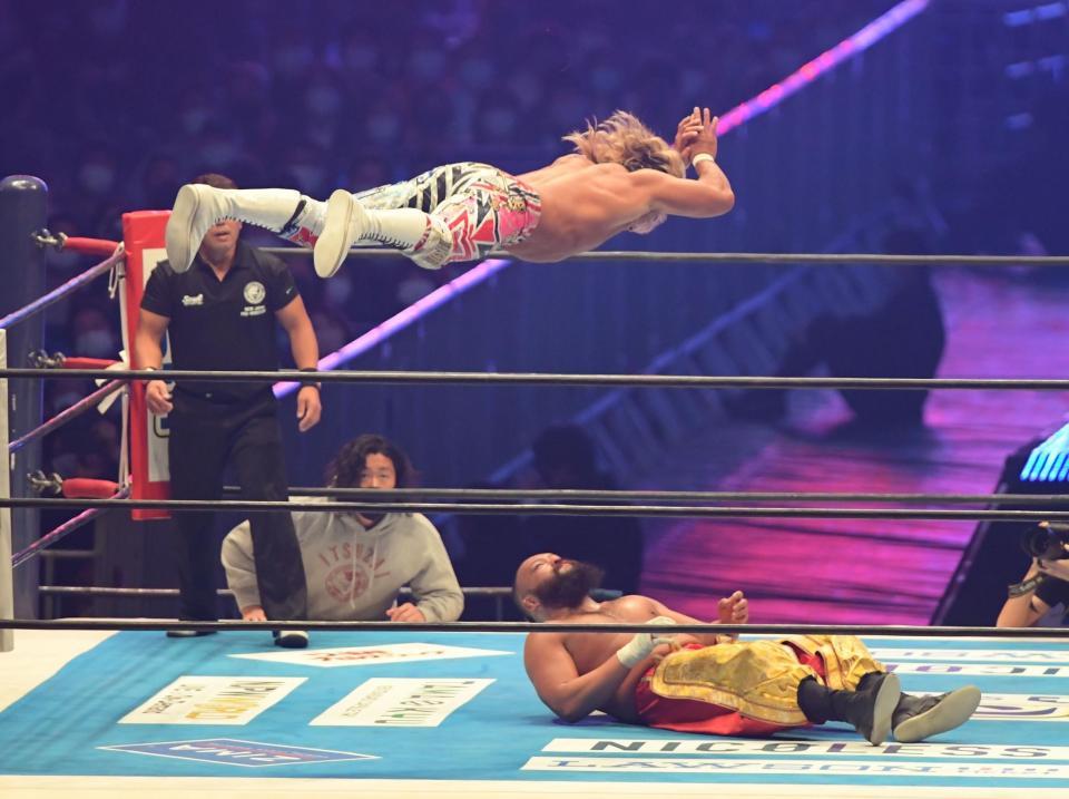 グレート－Ｏ－カーンをハイフライフロでしとめる棚橋弘至＝東京ドーム（撮影・金田祐二）