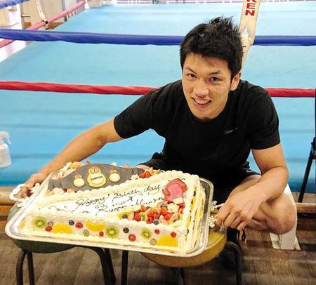 　チャンピオンベルト型チョコが飾られたバースデーケーキに笑みを浮かべる村田諒太