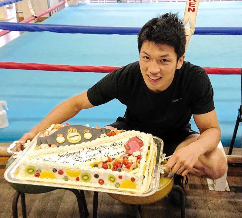 　チャンピオンベルト型チョコが飾られたバースデーケーキに笑みを浮かべる村田諒太