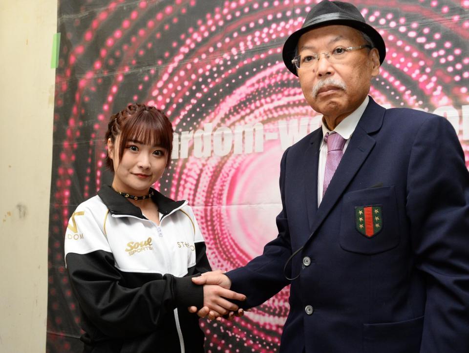 小川エグゼクティブプロデューサー（右）と握手を交わすなつぽい＝後楽園ホール