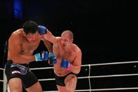 ０４年大みそかのＰＲＩＤＥで、アントニオ・ホドリゴ・ノゲイラに右ストレートを決めるエメリヤーエンコ・ヒョードル＝さいたまスーパーアリーナ