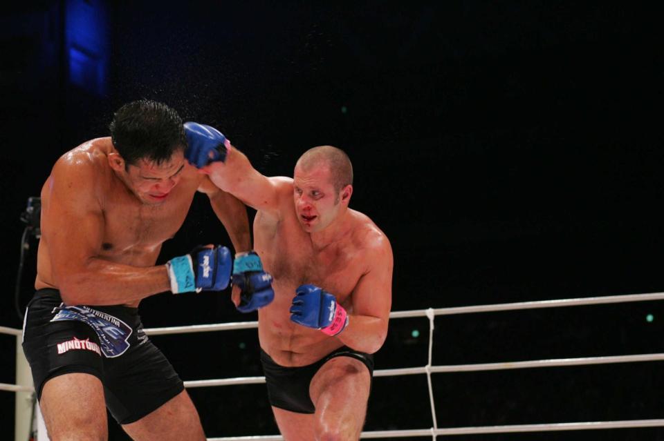 ０４年大みそかのＰＲＩＤＥで、アントニオ・ホドリゴ・ノゲイラに右ストレートを決めるエメリヤーエンコ・ヒョードル＝さいたまスーパーアリーナ