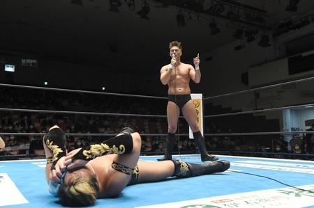 　相棒のタイチ（下）をアイアンフィンガーでＫＯされ、怒りのマイクアピールをするザック・セイバーＪｒ．（新日本プロレス提供）