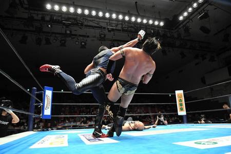　タマ・トンガ（左）にアイアンフィンガーで攻撃されるタイチ（新日本プロレス提供）