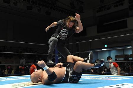 　突如姿を現し、石井智宏（下）を襲撃するジェイ・ホワイト（新日本プロレス提供）