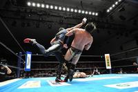 　タマ・トンガ（左）にアイアンフィンガーで攻撃されるタイチ（新日本プロレス提供）