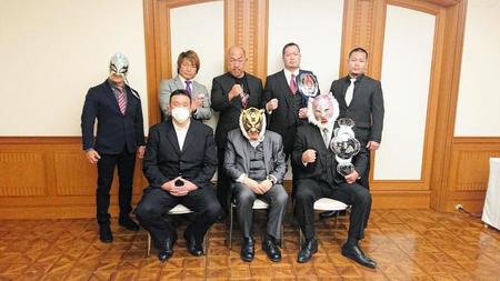 　初代タイガーマスク（前列中央）と出場選手