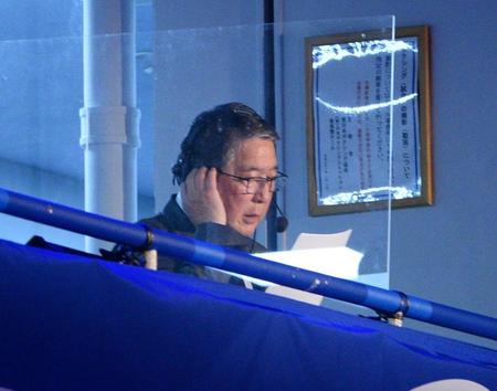 　ジャイアント馬場対スタン・ハンセン戦の実況をつとめた徳光和夫＝後楽園ホール