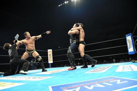 タマ・トンガ（右から２人目）をアイアンフィンガーで攻撃しようとするタイチ（左から２人目）＝広島市の広島サンプラザホール（新日本プロレス提供）