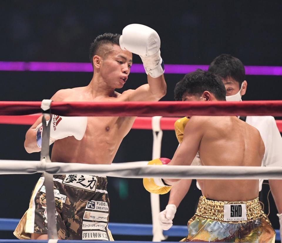 木村翔を攻める武居由樹＝東京・代々木第一体育館（撮影・金田祐二）