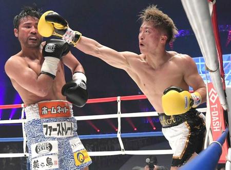 　比嘉大吾（左）を攻める井上尚弥（（ｃ）ＬＥＧＥＮＤ実行委員会）