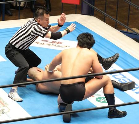 デビュー戦で腕を負傷しレフェリーストップを受ける中島佑斗（中）手前は上村優也中島佑斗＝後楽園ホール