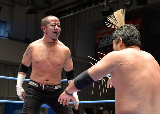 葛西純が石川修司と王道マットで血まみれ前哨戦！「全日本はデスマッチ
