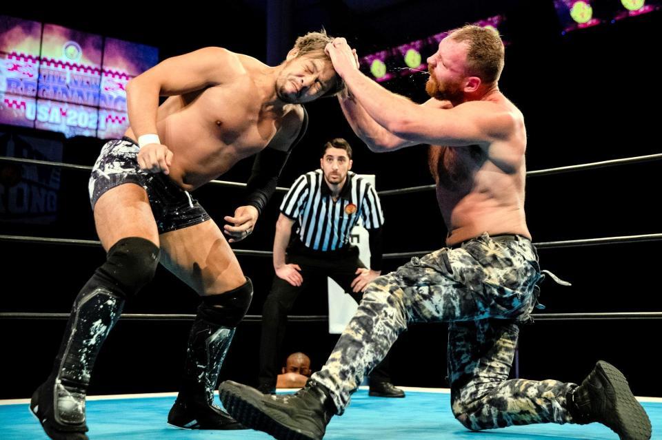 ＫＥＮＴＡ（左）の髪をつかむジョン・モクスリー＝米国（新日本プロレス提供）