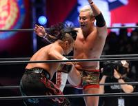 　鷹木信悟（左）にキックを見舞うオカダ・カズチカ