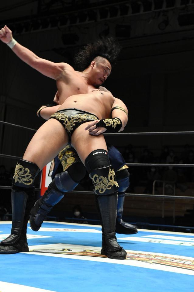 　タイチにＧＴＲを見舞う後藤（上）＝新日本プロレス提供