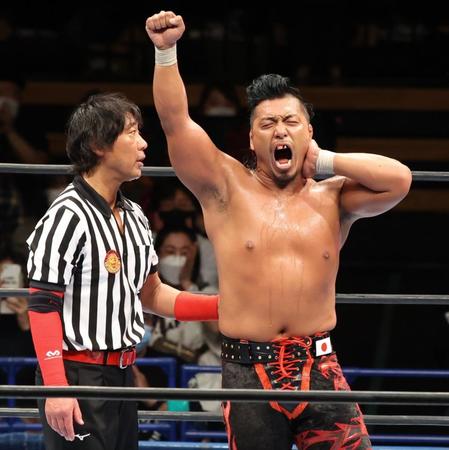 　勝ち名乗りを受ける鷹木信悟