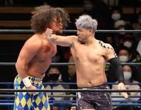 　ジュース・ロビンソン（左）攻めるＫＥＮＴＡ