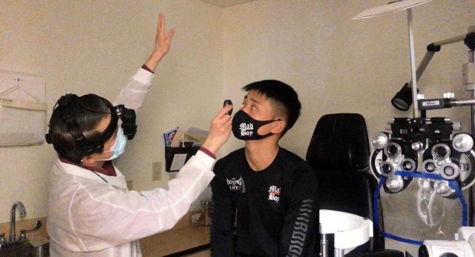 　眼底の検査を受ける京口紘人（右）（ワタナベジム提供）