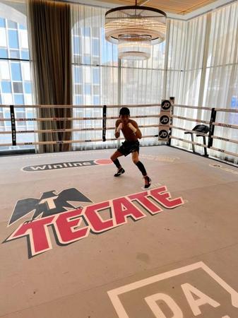 　滞在先のホテル内のジムでシャドーボクシングを行う京口紘人＝米国ダラス（ワタナベジム提供）